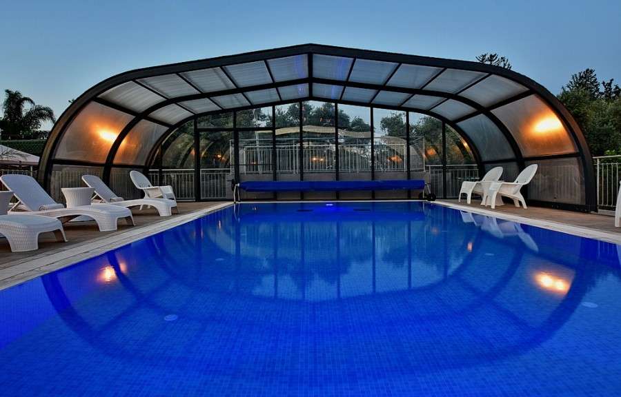 אחוזה מעבר לפינה